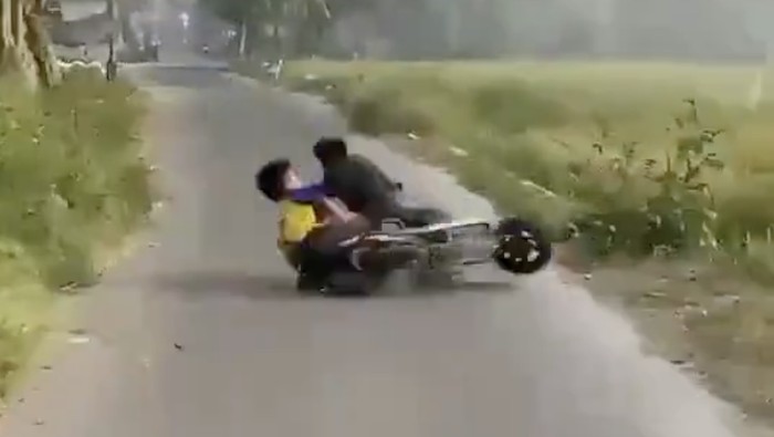 Tangkapan layar video trend bocah kecelakaan sepeda listrik Tangkapan layar video trend bocah kecelakaan sepeda listrik