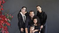 Foto: Adu Mewah Kejutan Ultah Dari Tasya Farasya & Tasyi Athasyia Untuk Ibunda