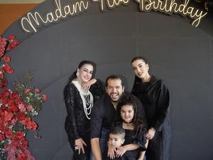 Foto: Adu Mewah Kejutan Ultah Dari Tasya Farasya & Tasyi Athasyia Untuk Ibunda Foto: Adu Mewah Kejutan Ultah Dari Tasya Farasya & Tasyi Athasyia Untuk Ibunda