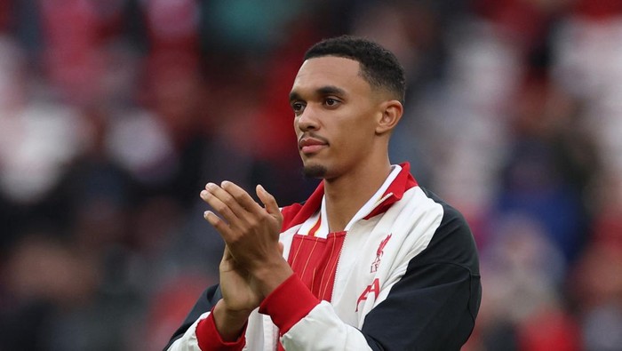 Soccer Football - Premier League - Liverpool v Brentford - Anfield, Liverpool, Britain - August 25, 2024 Liverpools Trent Alexander-Arnold applauds fans after the match REUTERS/Phil Noble EDITORIAL USE ONLY. NO USE WITH UNAUTHORIZED AUDIO, VIDEO, DATA, FIXTURE LISTS, CLUB/LEAGUE LOGOS OR LIVE SERVICES. ONLINE IN-MATCH USE LIMITED TO 120 IMAGES, NO VIDEO EMULATION. NO USE IN BETTING, GAMES OR SINGLE CLUB/LEAGUE/PLAYER PUBLICATIONS. PLEASE CONTACT YOUR ACCOUNT REPRESENTATIVE FOR FURTHER DETAILS..