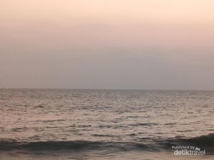 Menikmati Sunset di Pantai Padang Menikmati Sunset di Pantai Padang