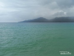 Siang-siang Makan Rujak Maluku di Pinggir Pantai, Asoi Banget!