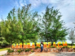 Nyantai Dulu di Pantai Caruban
