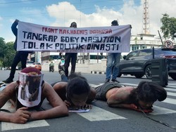 Pendemo Bawa Poster Dirinya Salami AGK, Bobby Bilang Begini