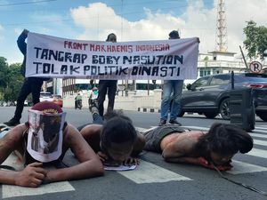 Pendemo Bawa Poster Dirinya Salami AGK, Bobby Bilang Begini Pendemo Bawa Poster Dirinya Salami AGK, Bobby Bilang Begini