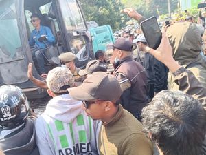 Adang Alat Berat, Warga Minta Restoran di Puncak Juga Dibongkar