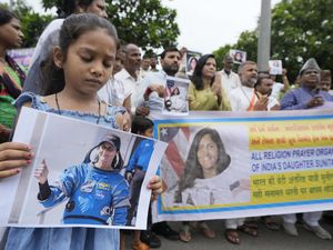 Warga India Doa Bersama untuk Keselamatan Astronaut yang Terjebak di ISS Warga India Doa Bersama untuk Keselamatan Astronaut yang Terjebak di ISS