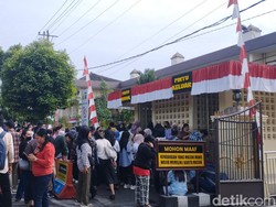 Seratusan Warga Padati Polrestabes Medan Urus SKCK CPNS, Antrean Mengular