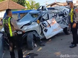 Yaris Ringsek Tertabrak KA Penataran di Pasuruan