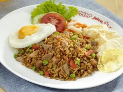 5 Nasi Goreng dengan Topping Melimpah yang Terkenal Lezat