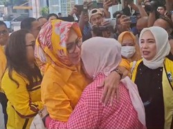 Airin Pakai Baju Kuning Tiba di DPP Golkar, Disambut Pelukan Pendukung