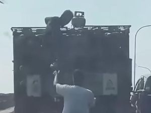 Viral Aksi Bajing Loncat di Palembang Gasak Tabung Gas dari Truk Viral Aksi Bajing Loncat di Palembang Gasak Tabung Gas dari Truk