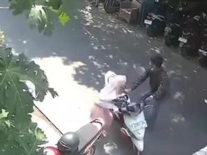 Terekam CCTV! Maling Berpistol Rampas Motor Emak-emak di Jakut