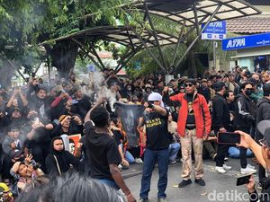 Aksi Jogja Memanggil, Massa Bakar-Injak Kaus Gambar Jokowi