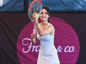 Senyum Merekah Angie Marcheria Saat Main Tenis Senyum Merekah Angie Marcheria Saat Main Tenis