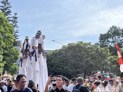 Warga Berkostum Unik Siap Antar Dedi Mulyadi-Erwan Setiawan ke KPU