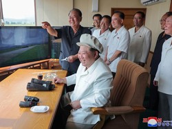 Kala Kim Jong Un Uji Coba Peluncur Roket Ganda Terbaru