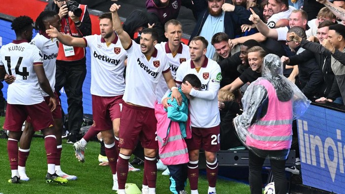 LONDON, ENGLAND - AUGUST 24: Guido Rodríguez, Jarrod Bowen, Tomas Soucek and ball boy react during the Premier League match between Crystal Palace FC and West Ham United FC at Selhurst Park on August 24, 2024 in London, United Kingdom. (Photo by Sebastian Frej/MB Media/Getty Images)