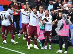 Momen Viral Pesepakbola Selamatkan Ball Boy yang Tertimpa Papan Iklan