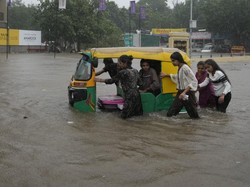 Penampakan India Terendam Banjir Akibat Curah Hujan Ekstrem