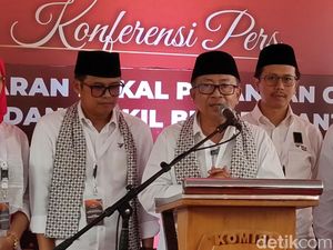 Kenakan Sarung-Peci, Herman-Ibang Daftar Pilbup 2024 ke KPU Cianjur Kenakan Sarung-Peci, Herman-Ibang Daftar Pilbup 2024 ke KPU Cianjur