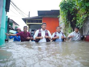 Bobby Unggah Foto Tinjau Banjir di Medan, Ketinggian Air Sepinggang Bobby Unggah Foto Tinjau Banjir di Medan, Ketinggian Air Sepinggang