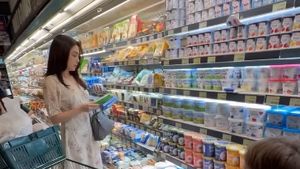 Celine Evangelista Tampil Cantik dan Modis Saat Kulineran