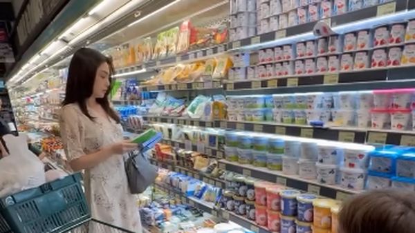 Celine Evangelista Tampil Cantik dan Modis Saat Kulineran