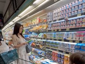 Celine Evangelista Tampil Cantik dan Modis Saat Kulineran