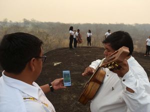 Curi Perhatian, Aksi Bermain Musik di Tengah Kebakaran Hutan Bolivia Curi Perhatian, Aksi Bermain Musik di Tengah Kebakaran Hutan Bolivia