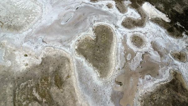 Danau Garam di Turki Mengering, Datarannya Membentuk Hati