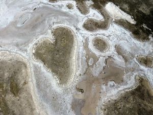 Danau Garam di Turki Mengering, Datarannya Membentuk Hati Danau Garam di Turki Mengering, Datarannya Membentuk Hati