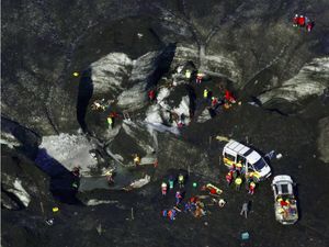 Dinding Es Islandia Runtuh, Polisi Bantah Ada Turis Hilang