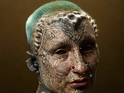 Penampakan Wanita yang Hampir 100% Tubuhnya Tatoan, Dari Wajah Sampai Gusi