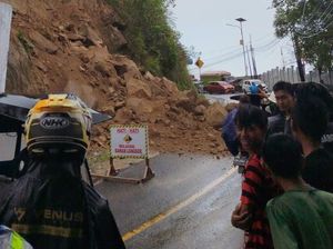 Longsor Terjang Jalan Trans Sulawesi di Gorontalo, Lalin Macet 1 Km
