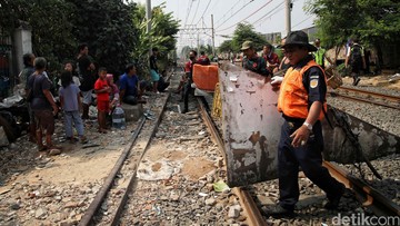 Gubuk Liar di Pinggir Rel Stasiun Senen Ditertibkan