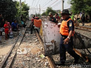 Gubuk Liar di Pinggir Rel Stasiun Senen Ditertibkan