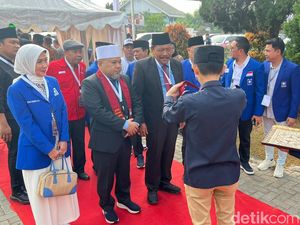Helmi-Mian Daftar Pilgub di Hari Pertama ke KPU Bengkulu Helmi-Mian Daftar Pilgub di Hari Pertama ke KPU Bengkulu