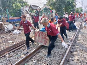 KAI Angkut Sampah di Pinggir Rel di Jakpus, Ingatkan Warga soal Denda KAI Angkut Sampah di Pinggir Rel di Jakpus, Ingatkan Warga soal Denda