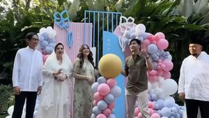 8 Potret Gender Reveal Kevin Aprilio dan Vicy Melanie, Ekspresi Memes Disorot