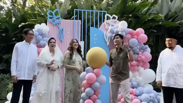 8 Potret Gender Reveal Kevin Aprilio dan Vicy Melanie, Ekspresi Memes Disorot