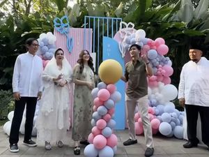 8 Potret Gender Reveal Kevin Aprilio dan Vicy Melanie, Ekspresi Memes Disorot 8 Potret Gender Reveal Kevin Aprilio dan Vicy Melanie, Ekspresi Memes Disorot