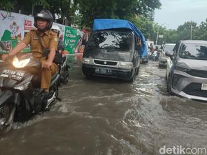Depan Stasiun KA Medan Banjir, Puluhan Kendaraan Terjebak Macet