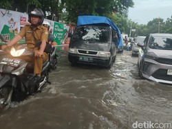 Depan Stasiun KA Medan Banjir, Puluhan Kendaraan Terjebak Macet