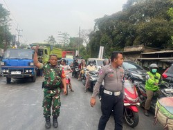 Tak Kuat Menarik Truk, Mobil Derek Terguling di Cileungsi Bogor