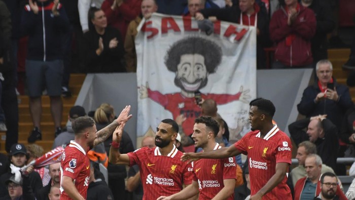 Liverpools Mohamed Salah, centre, celebrates with teammates after scoring his sides second goal during the English Premier League soccer match between Liverpool and Brentford at Anfield Stadium, Liverpool, England, Sunday, Aug. 25, 2024. (AP Photo/Rui Vieira)