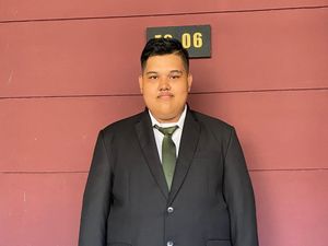 Mahasiswa Semester 5 Ini Dilantik Jadi Anggota DPRD Bangkalan Mahasiswa Semester 5 Ini Dilantik Jadi Anggota DPRD Bangkalan