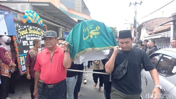 Keluarga Aulia Risma Cari Keadilan: Minta Bantuan DPR Tangani Kasus Keluarga Aulia Risma Cari Keadilan: Minta Bantuan DPR Tangani Kasus