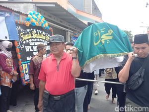Video: Keluarga Aulia Risma Minta Bantuan DPR, Khawatir Ada Intervensi Kasus Video: Keluarga Aulia Risma Minta Bantuan DPR, Khawatir Ada Intervensi Kasus
