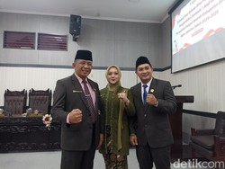 Eks Wabup Beserta Anak dan Menantu Dilantik Jadi Anggota DPRD Blitar